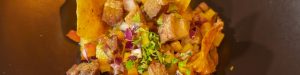 Plato saludable de cerdo a la brasa con pico de gallo, pimientos, cebolla morada, mango y cilantro fresco — restaurante saludable cerca de la Sagrada Família en ComePorketa Barcelona
