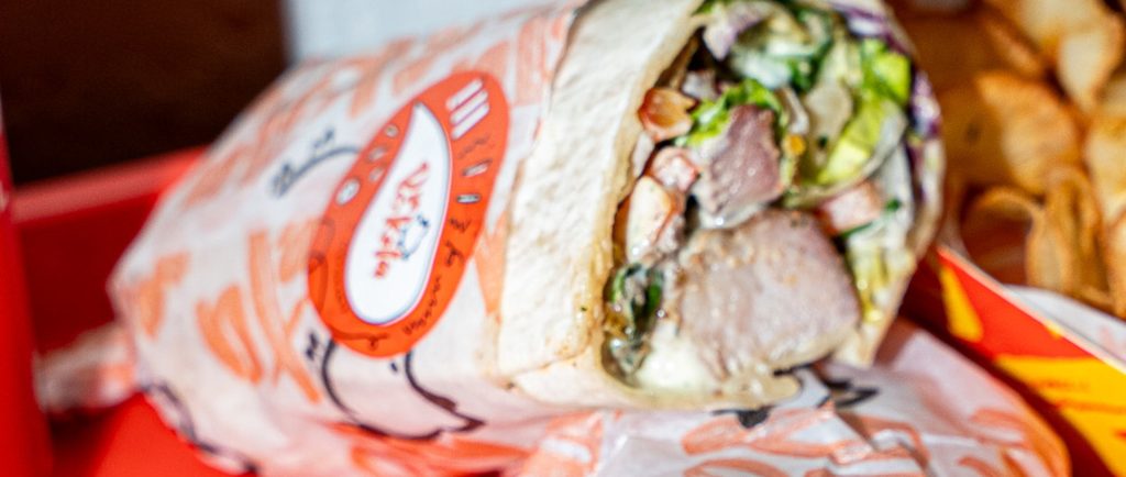 Burrito de porketa recién hecho en bandeja de ComePorketa: dónde comer rápido, barato y sano en el Eixample de Barcelona