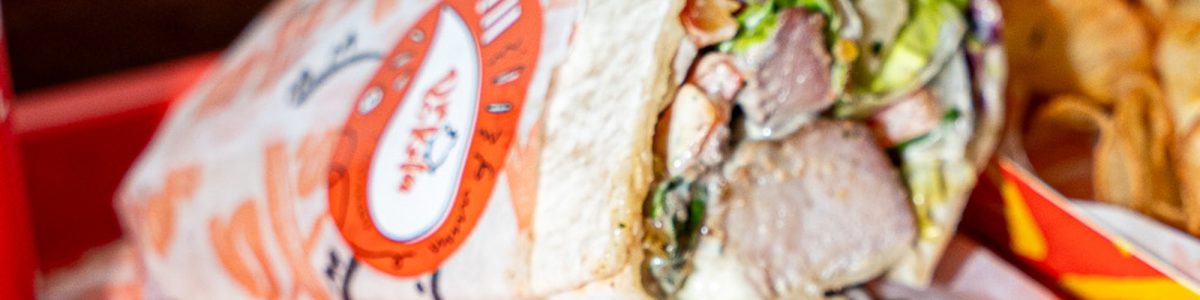 Burrito de porketa recién hecho en bandeja de ComePorketa: dónde comer rápido, barato y sano en el Eixample de Barcelona
